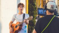 Enzo Ferro e Sophia Florence gravam videoclipe romântico para versão acústica de “Seu Anjo”.