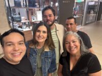 Fátima Bernardes e Túlio Gadêlha encontram amigo durante passeio no shopping.