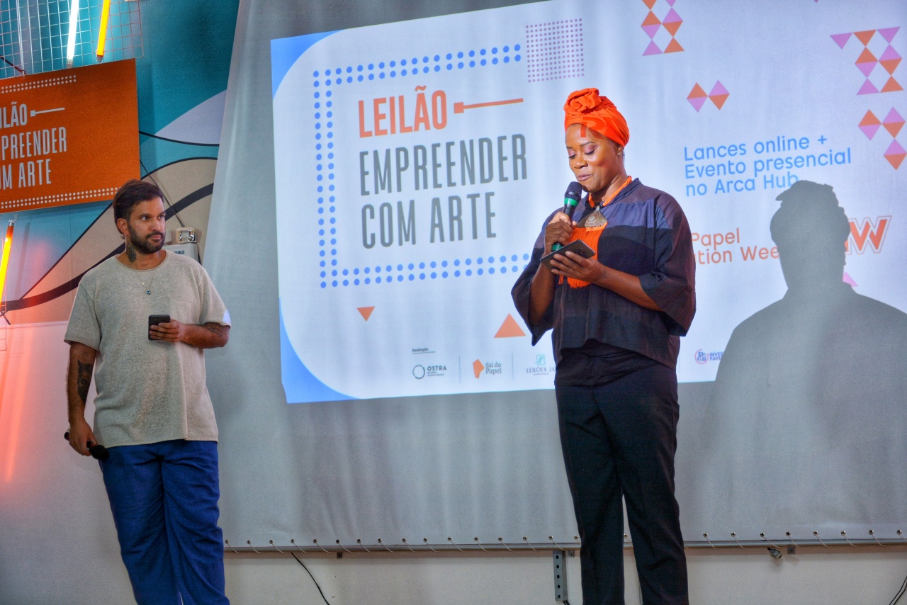 Leilão Empreender com Arte contou com show de Jehane Saade, no espaço Arca Hub.