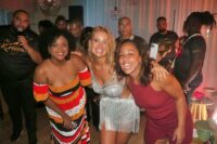 Paula Frascari comemora aniversário ao lado de amigos famosos e bateria de escola de samba