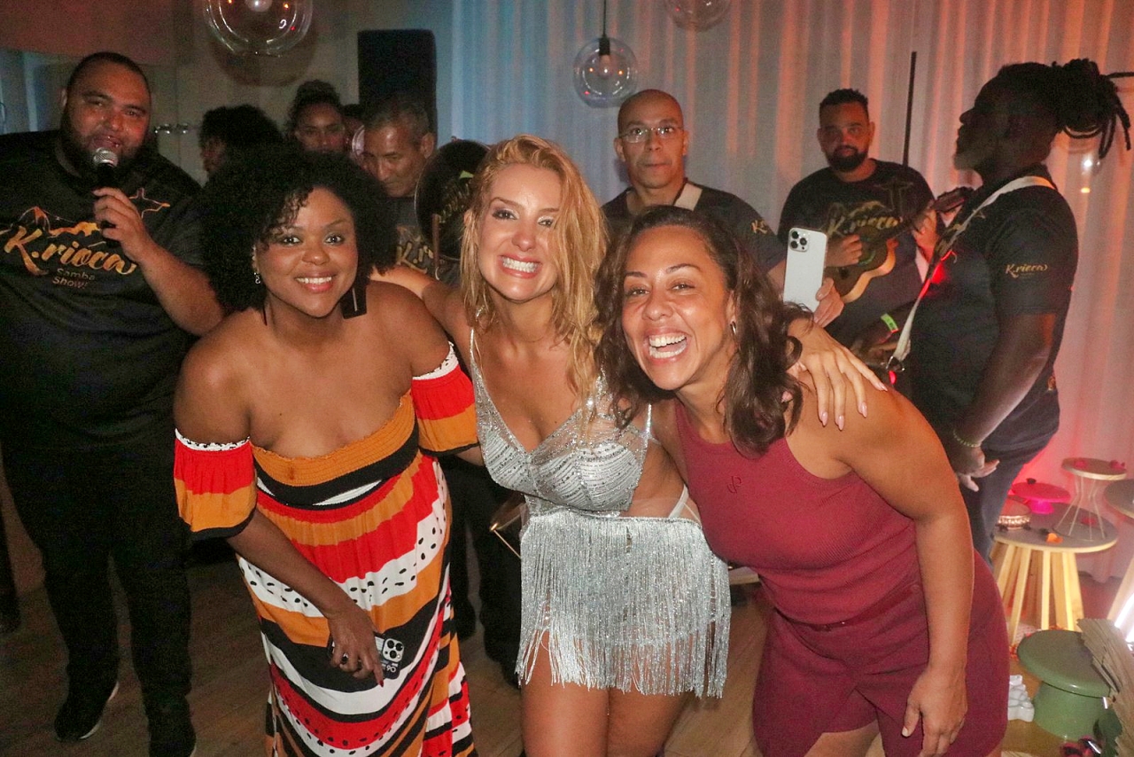 Paula Frascari comemora aniversário ao lado de amigos famosos e bateria de escola de samba