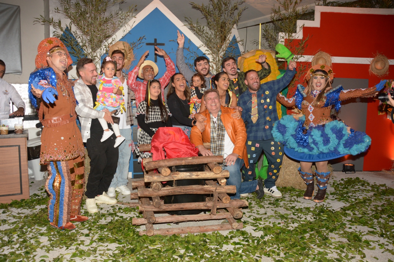 Romário celebra com a família e amigos o XVII Arraiá do Baixola, com produção de Leco Biagioni.