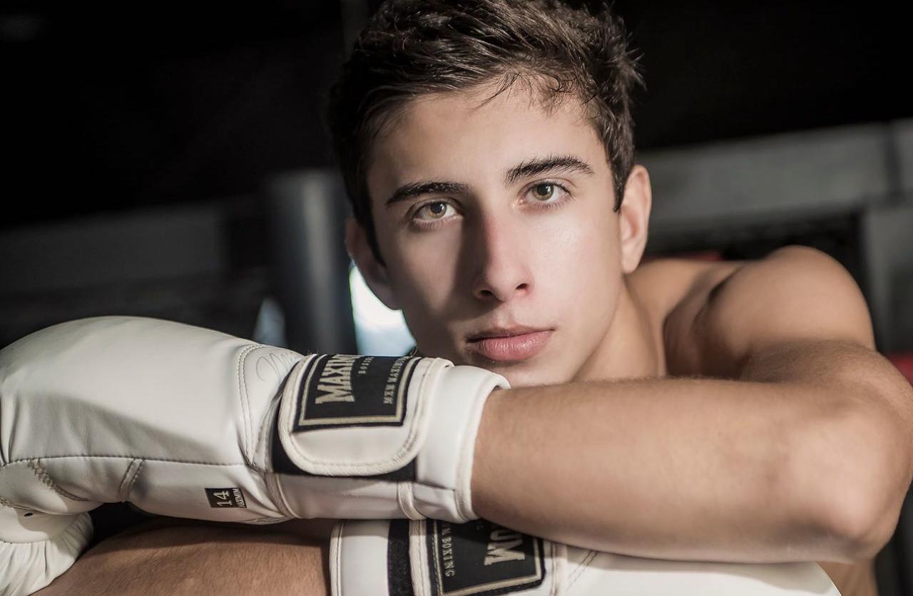 Gustavo Souza, o “Gus”, jovem multifacetado de 21 anos, ganha notoriedade na internet por sua autenticidade e múltiplos talentos.