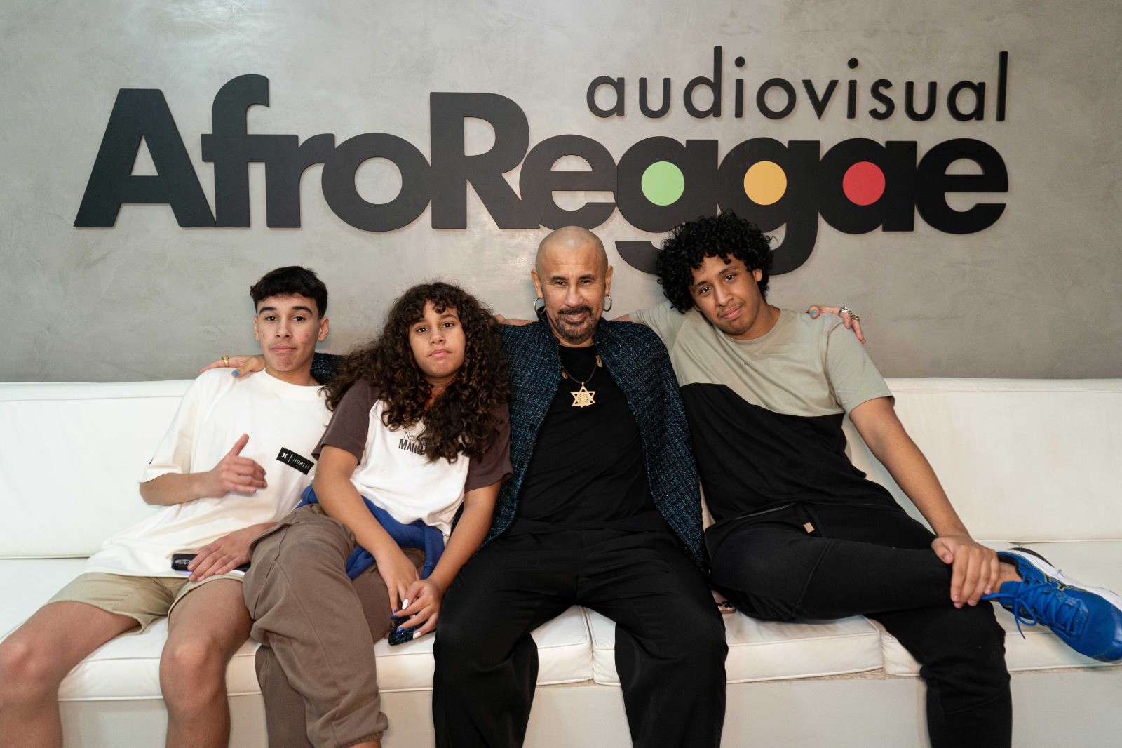 José Júnior ganha festa surpresa na sede do AfroReggae.