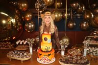 Amanda Pinheiro celebra aniversário cercada de amigos.