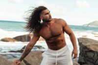 Brenno Pavarini celebra liberdade e autoconfiança em sua melhor fase.