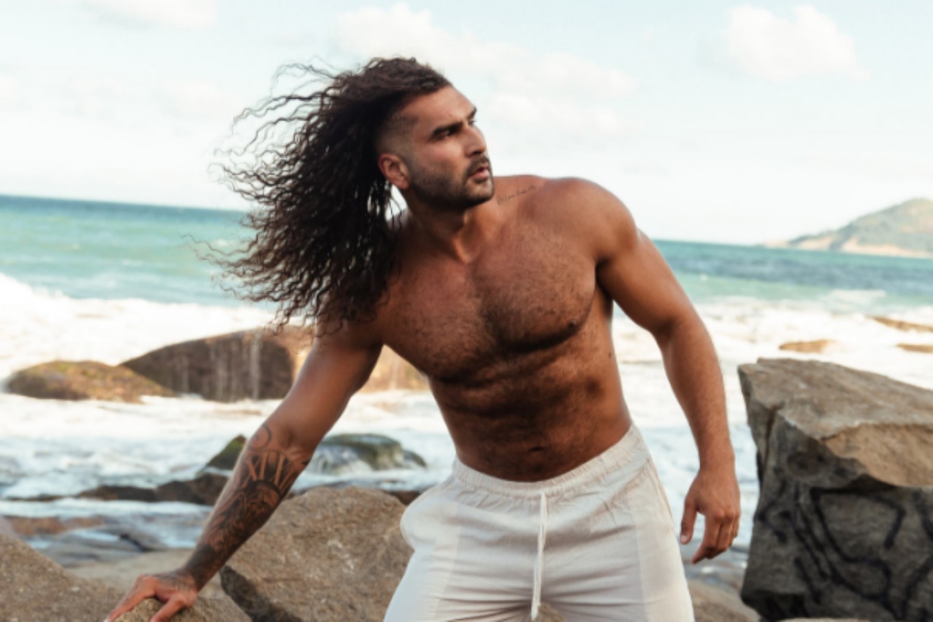 Brenno Pavarini celebra liberdade e autoconfiança em sua melhor fase.