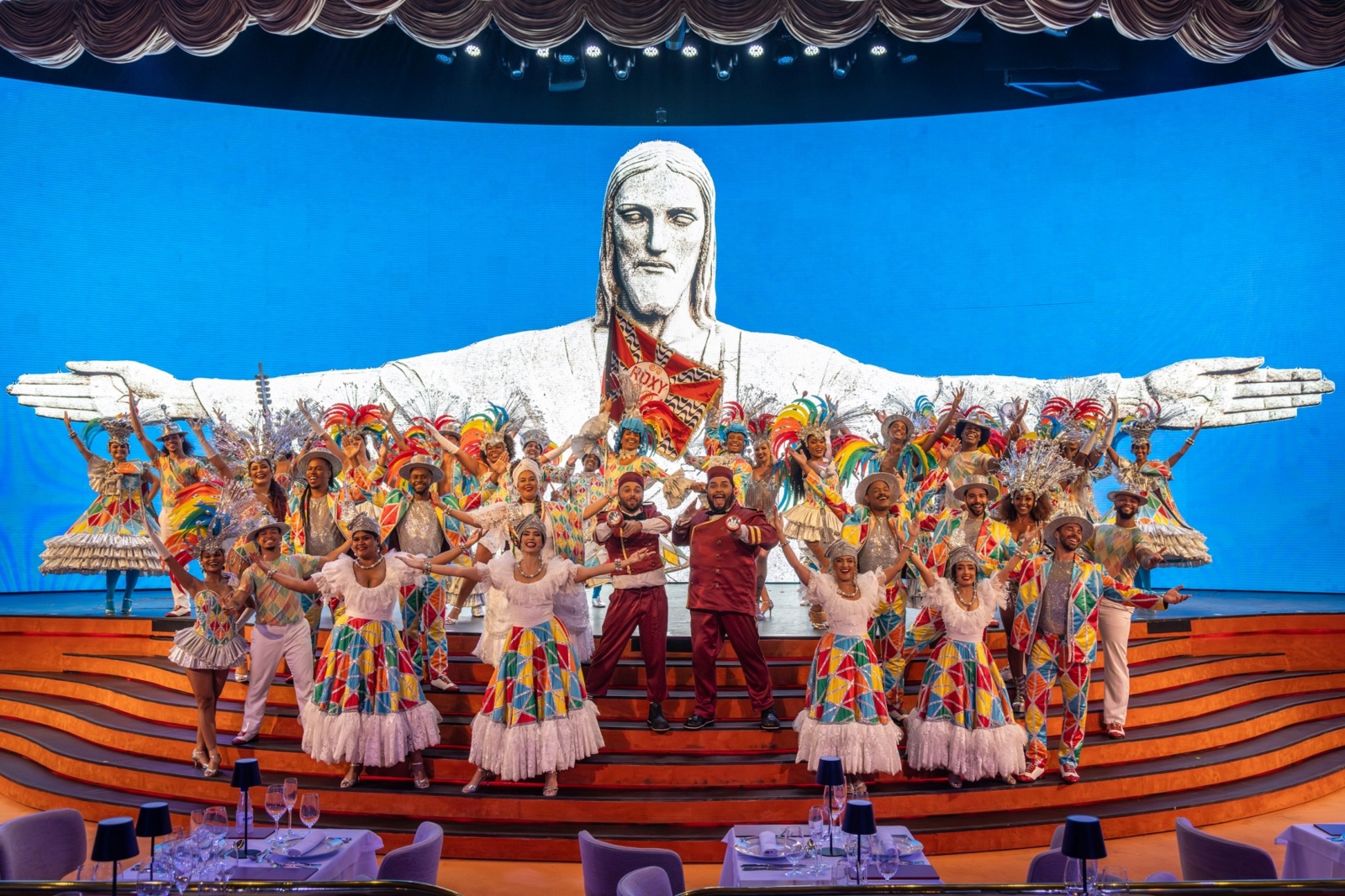 ROXY DINNER SHOW Um ano de brilho, cultura e reconhecimento mundial.