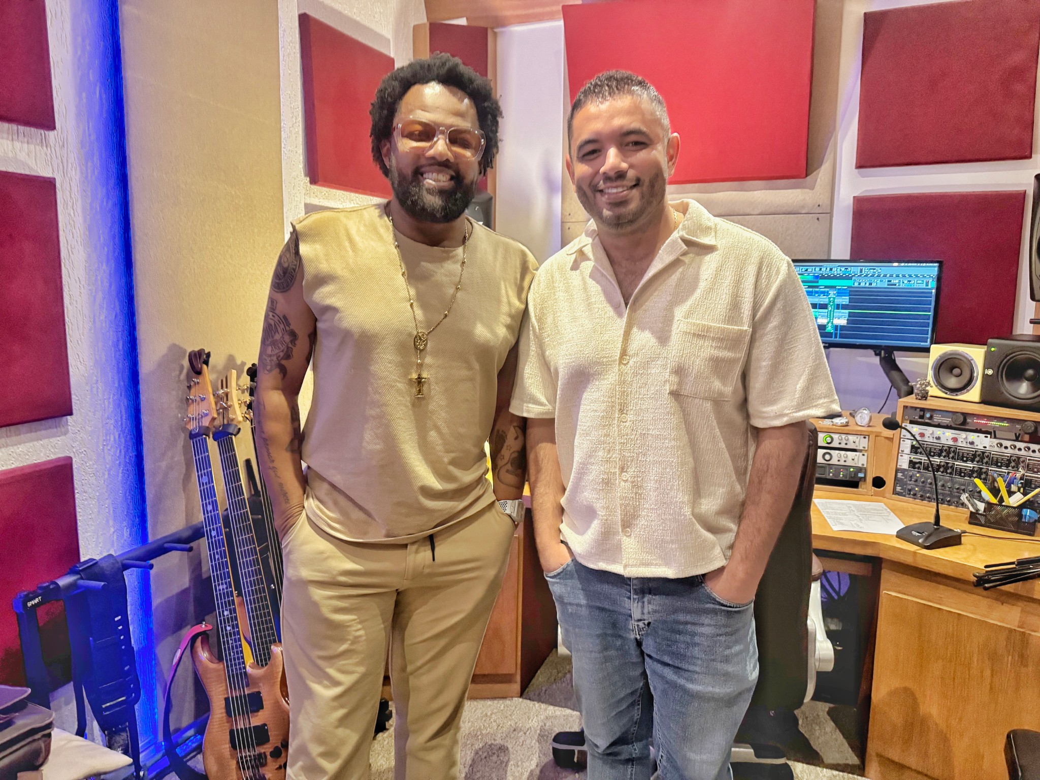 Xande de Pilares entra em estúdio e faz dueto com Felipe Reis na música inédita “Eram dois ou mais”.