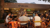 BBQ Lagoa comemora 1 ano com inauguração de adega de vinhos e edição especial do projeto “Jim Beam apresenta Sol e Som”.