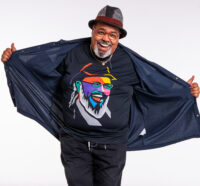 Grande baluarte da música brasileira, Jorge Aragão, se apresenta no Qualistage.