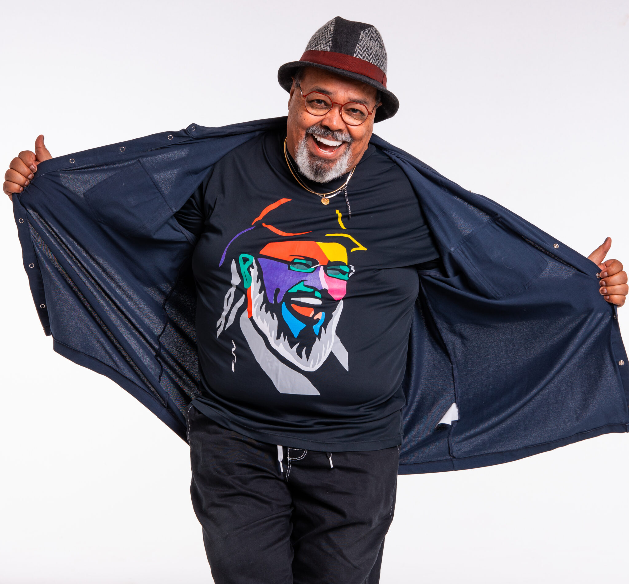 Grande baluarte da música brasileira, Jorge Aragão, se apresenta no Qualistage.