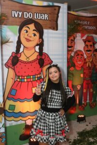 Ivy Faria posa com sua caricatura