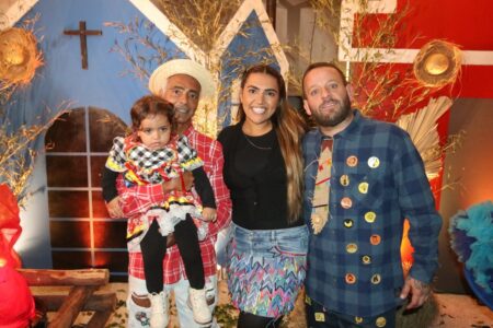 Romário ao lado da filha Moniquinha, com a neta Sofia e genro Ricardo Luiz